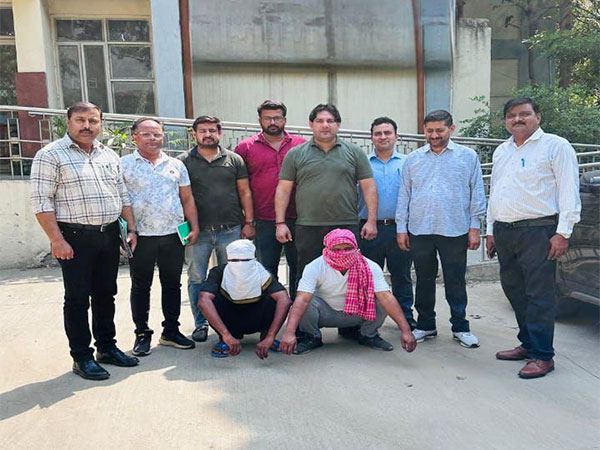 Delhi Police with the two apprehended. (Photo/Delhi Police)