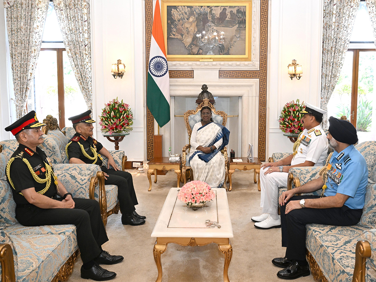 Chiefs of Indian Armed Forces meet President Droupadi Murmu (Photo: @rashtrapatibhvn/X)