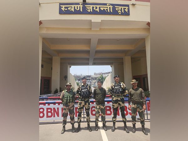 BSF Constable Purnam Shaw (Centre) at Attari (Photo/ANI)