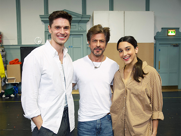 SRK with cast of Come Fall in Love – The DDLJ Musical (Image source: Danny Kaan) SRK with cast of Come Fall in Love – The DDLJ Musical (Image source: Danny Kaan)