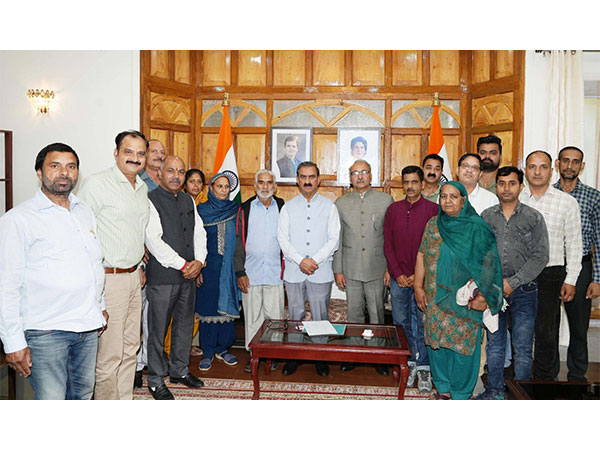 Hamirpur street vendors union express gratitude to CM Sukhvinder Singh Sukhu (Photo/CMO) 