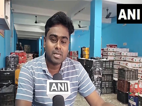 A proprietor calling for boycott of Trukish fruits (Photo/ANI)