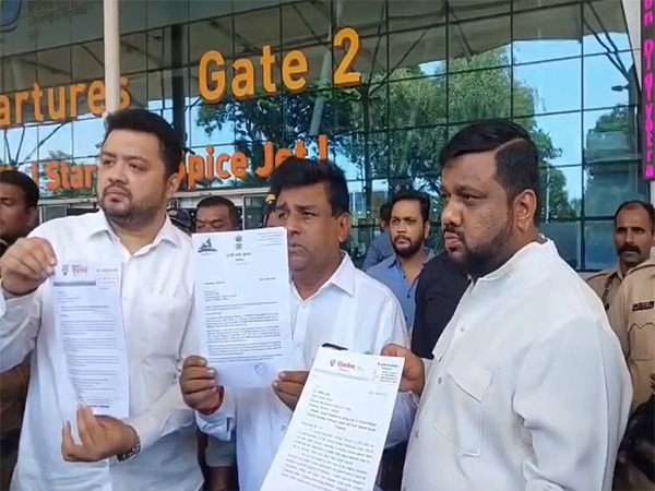  Shiv Sena (Eknath Shinde faction) held a protest at the Chhatrapati Shivaji Maharaj International Airport in Mumbai on May 13 (Photo/ANI)