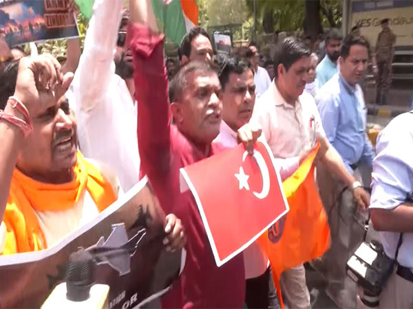 Swadeshi Jagran Manch holds protests against Turkiye in Delhi (Photo: ANI)