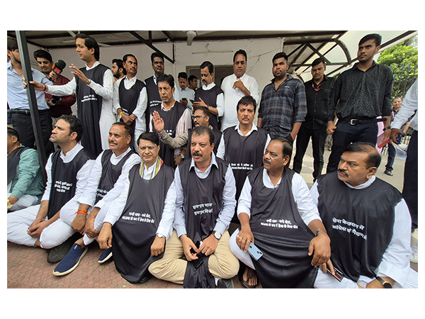 Congress delegation staged sit-in outside Raj Bhavan in Bhopal on Friday (Photo/ANI) 