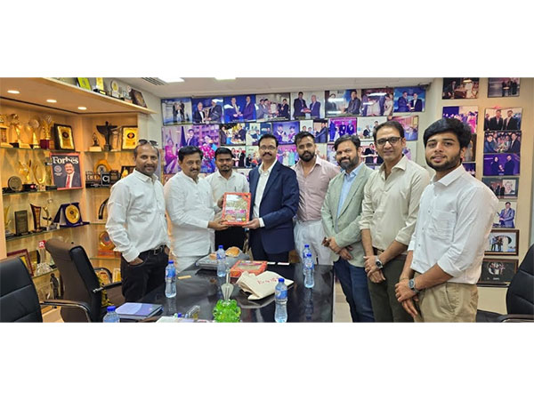 Solapur South MLA Subhash Deshmukh and members of the Traders Association felicitating Dr. Dhananjay Datar in Dubai