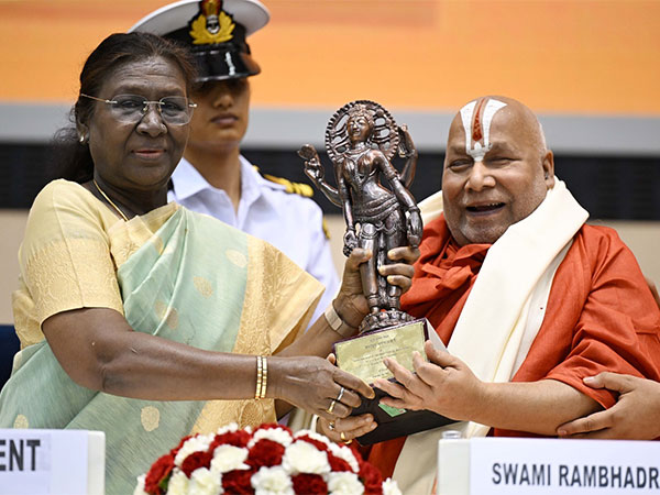 President Draupadi Murmu presenting the award to Rambhadracharya (Photo/ Rashtrapati Bhavan) 