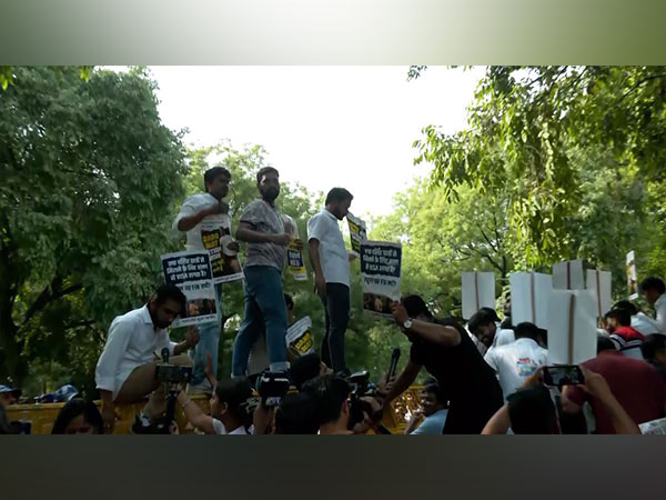  Indian Youth Congress workers protest against the Bihar government  (Photo/ANI)