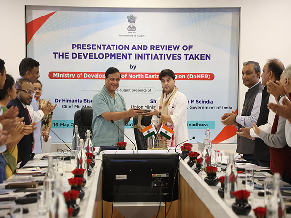 Union Minister Jyotiraditya Scindia (right) with Assam Chief Minister Himanta Biswa Sarma (left) (Photo/X @himantabiswa)