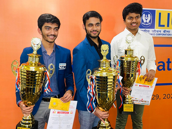 Gukesh Dommaraju (L), Arjun Erigaisi (M) and Harsha Bharathakoti (R) posing with their trophies