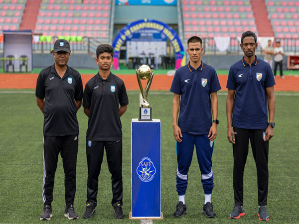 India and Bangladesh coaches and captains with the trophy (Photo: AIFF)