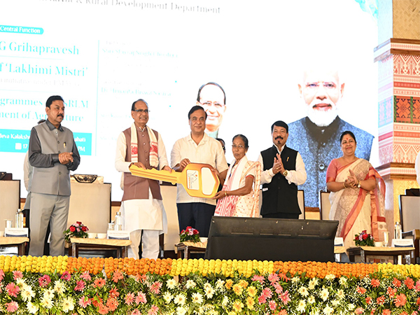 Union Minister Shivraj Singh Chouhan and Assam CM Himanta Biswa Sarma at the Griha Pravesh of houses under PMAY-G (Photo/ @himantabiswa) 