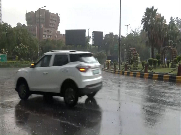 Rain lashes parts of the national capital on Saturday. (Photo/ANI)