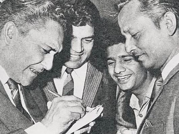 Dharmendra with Ashok Kumar (Image source: Instagram)