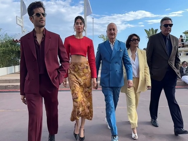 Anupam Kher, Boman Irani with Tanvi The Great co-stars (Photo/instagram/@anupampkher)