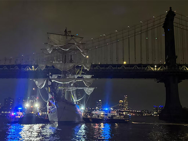 Mexican Navy ship collides into Brooklyn Bridge (Photo/ Reuters)