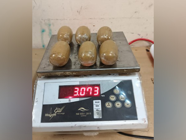 Gold Dust in Wax siezed at Mumbai Airport (Photo:Custom Department)