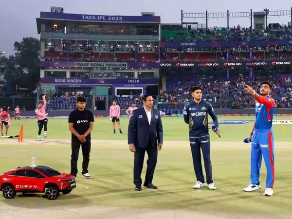 DC skipper Axar Patel and GT skipper Shubman Gill. (Photo- IPL)