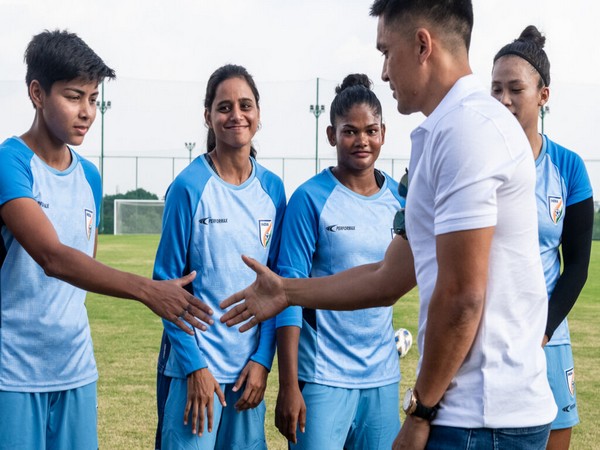 Sunil Chhetri interacting with Indian footballers (Photo: AIFF)