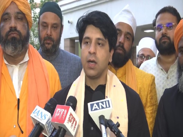 BJP spokesperson Shehzad Poonawalla with Dargah heads(Photo/ANI)