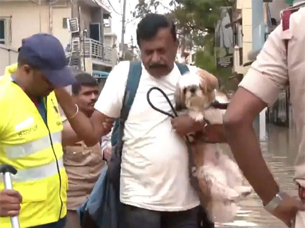 Police rescue stranded families in Bengaluru (Photo/ANI)