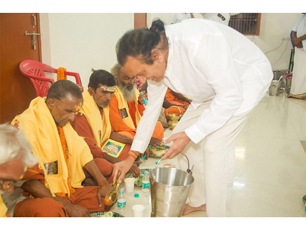 Dinesh Shahra Foundation Pays Tribute to Swami Sivananda Maharaj at Varanasi Ashram