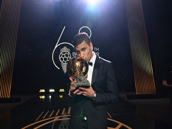 Manchester City midfielder Rodri with the Ballon d'Or. (Photo/X@ballondor)