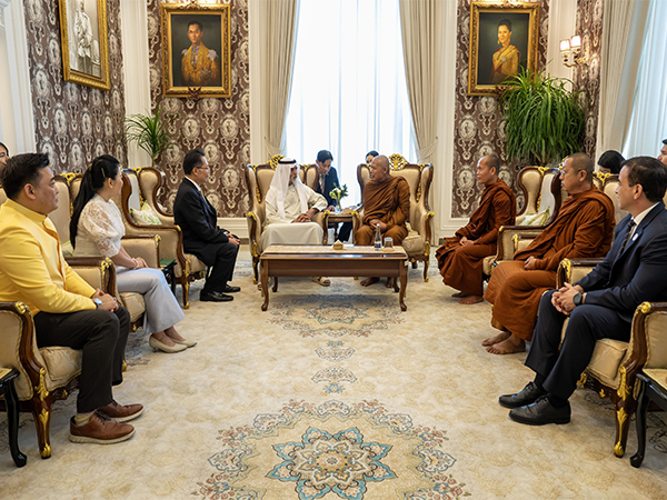 Nahayan bin Mubarak meets Chief Monk of Nah Luang Temple at Royal Thai Embassy in Abu Dhabi (Photo/WAM)