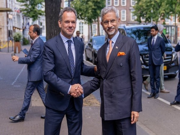Caspar Veldkamp, Minister of Foreign Affairs of the Netherlands, with External Affairs Minister S Jaishankar (Image: X@ministerBZ)
