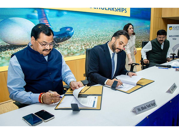 Hockey India general secretary Bhola Nath Singh and Amity University Online chairman Ajit Chauhan signing Memorandum of Understanding during the event (Photo: HI)