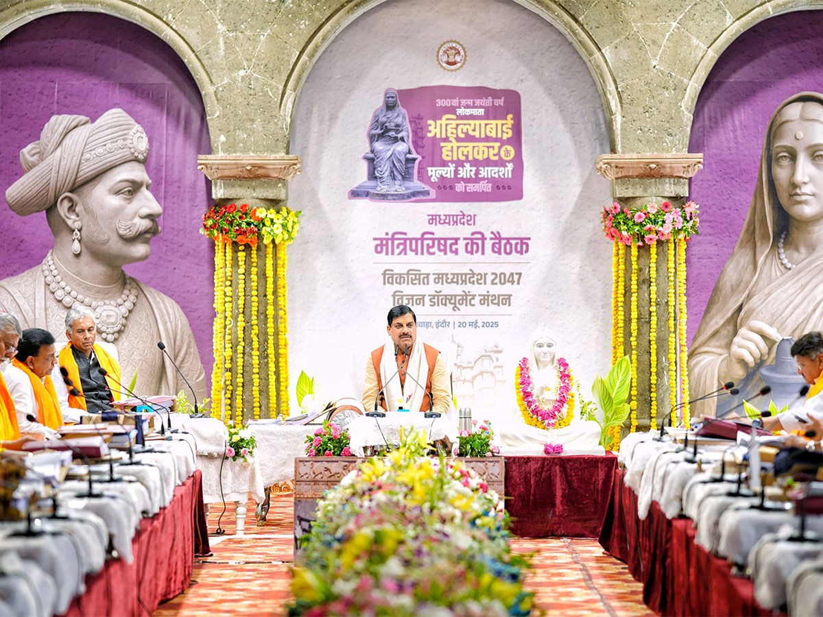 MP CM Mohan Yadav chairs cabinet meeting at the historic Rajwada Palace in Indore. (Photo/ X @DrMohanYadav51)