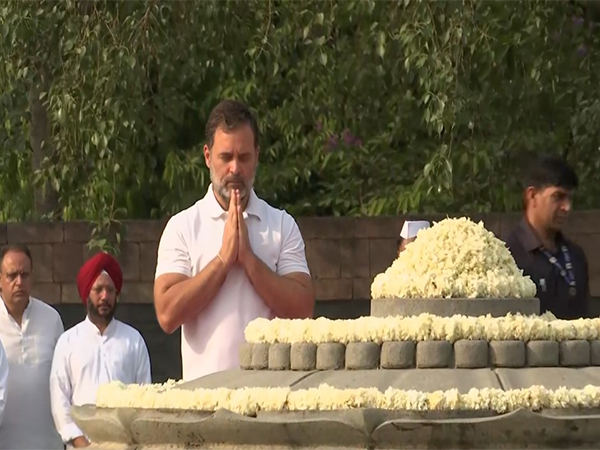 Congress MP Rahul Gandhi paying tribute to his father and former PM Rajiv Gandhi (Photo/ANI)