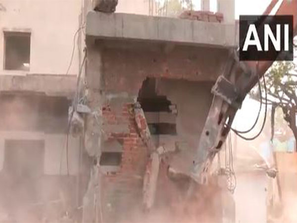  Ahmedabad police continue second phase of demolition drive near Chandola lake (Photo/ANI)