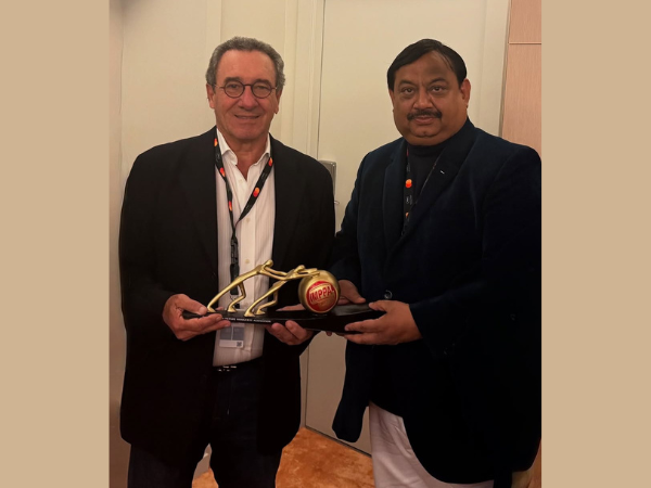Abhay Sinha Vice President FIAPF presenting an IMPPA memento to FIAPF President Luis Alberto Scalella