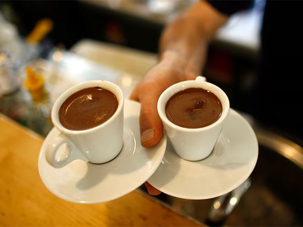 A waiter carries two cups of Turkish coffee at a coffee shop in Istanbul (Image/Reuters)