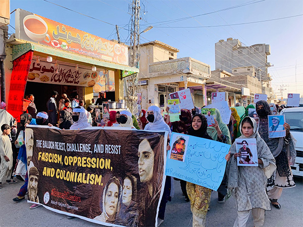 People hold protest in Nushki over extrajudicial killings and detention of BYC leaders (Image Credit: X/@BalochYakjehtiC)