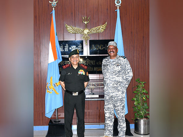 Chief of Defence Staff General Anil Chauhan (left) with Air Marshal Jeetendra Mishra (right) (Photo/ HQ IDS) 
