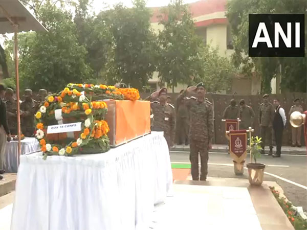 Wreath laying ceremony  held in honour of Sepoy Gaykar Sandip Pandurang killed in Kishtwar encounter (Photo/ANI) 
