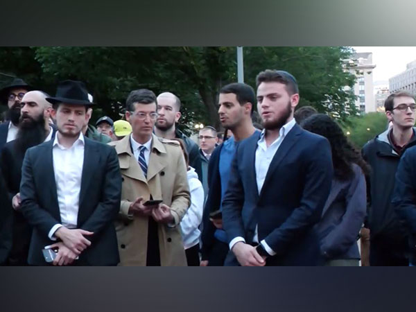 People pay tribute to Israeli diplomats outside the White House (Photo/ANI)