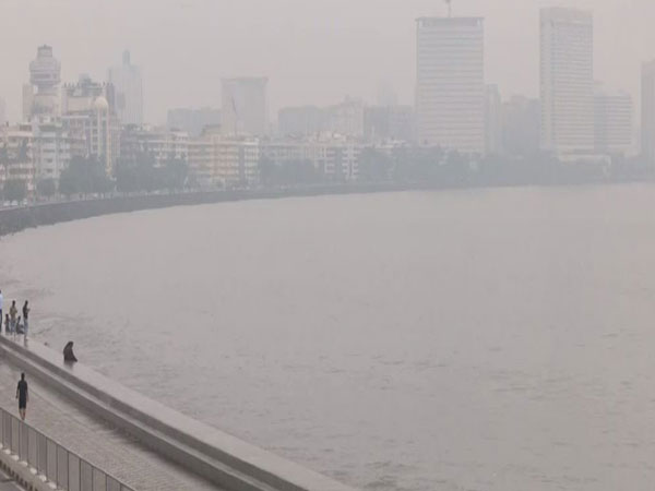 Mumbai experiences light showers (Photo/ANI)