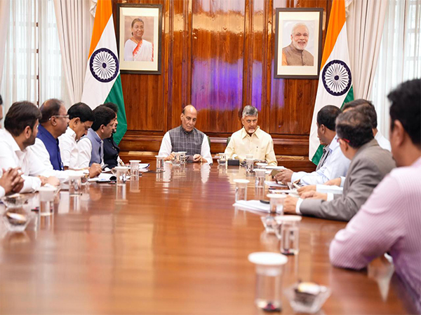 Andhra Pradesh CM Chandrababu Naidu meets Defence Minister Rajnath Singh (Photo/@ncbn)