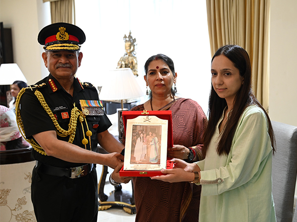 COAS General Upendra Dwivedi presents 'Badge of sacrifice' (Photo/ANI)