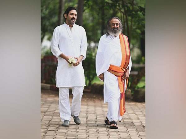 Actor Vikrant Massey with Sri Sri Ravi Shankar (Image source Actor Vikrant Massey with Sri Sri Ravi Shankar (Image source