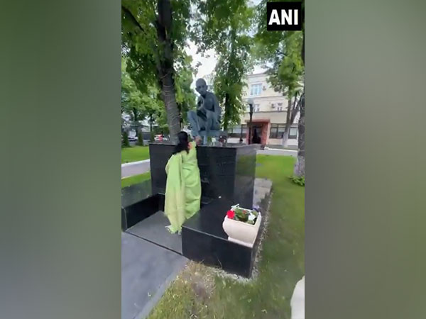 All party delegation led by DMK MP Kanimozhi pays floral tribute to Mahatma Gandhi in Russia (Photo/ANI) All party delegation led by DMK MP Kanimozhi pays floral tribute to Mahatma Gandhi in Russia (Photo/ANI)