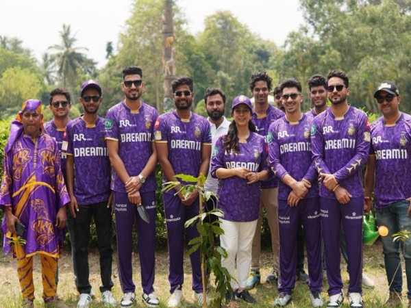 KKR players with Juhi Chawla-Mehta (Photo: KKR) KKR players with Juhi Chawla-Mehta (Photo: KKR)