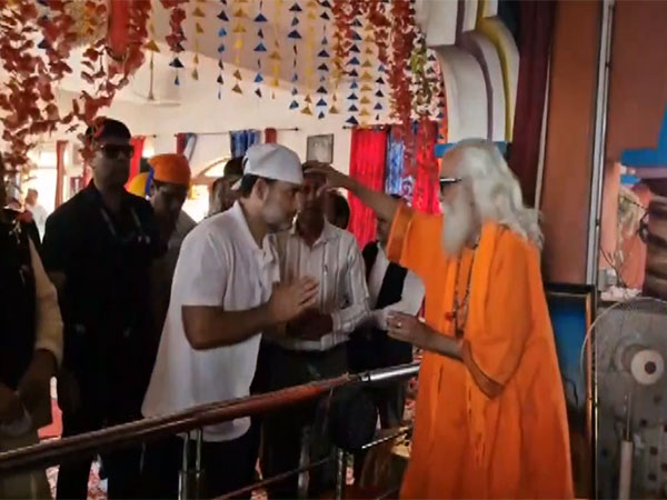  Rahul Gandhi at Geeta Bhawan temple in Poonch (Photo/ANI)