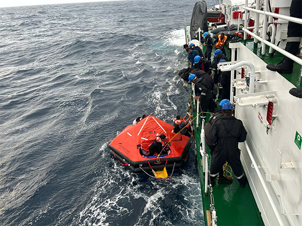 Crew rescued by the ICG and IN (Photo/Coast Guard PRO)