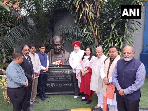 All-party delegation pays tribute to Mahatma Gandhi (Photo/ANI) All-party delegation pays tribute to Mahatma Gandhi (Photo/ANI)