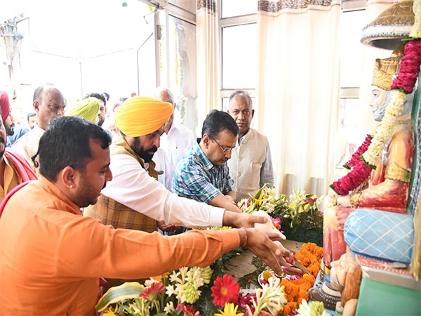 Punjab Chief Minister Bhagwant Mann, Arvind Kejriwal offer prayers at Kali Mata Temple in Patiala. (Photo/@BhagwantMann)