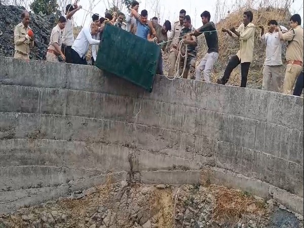 Visuals of the leopard being rescued from 112 deep well (Photo/Indore Forest Dept) Visuals of the leopard being rescued from 112 deep well (Photo/Indore Forest Dept)